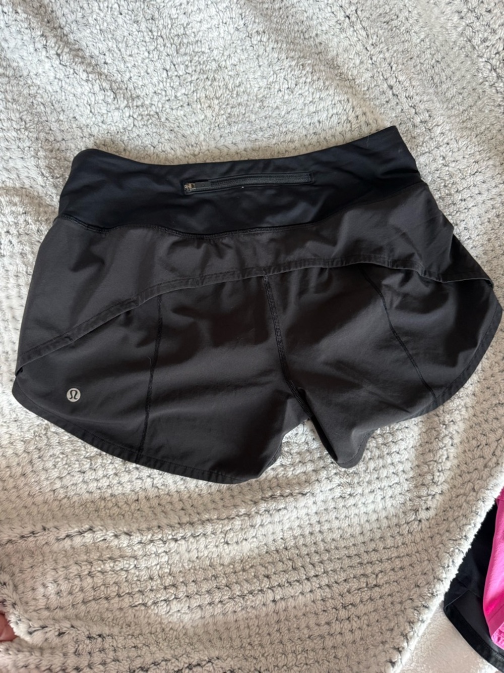 Women’s Lululemon speed up shorts - size 6 excellent like new condition. - Picture 2 of 5